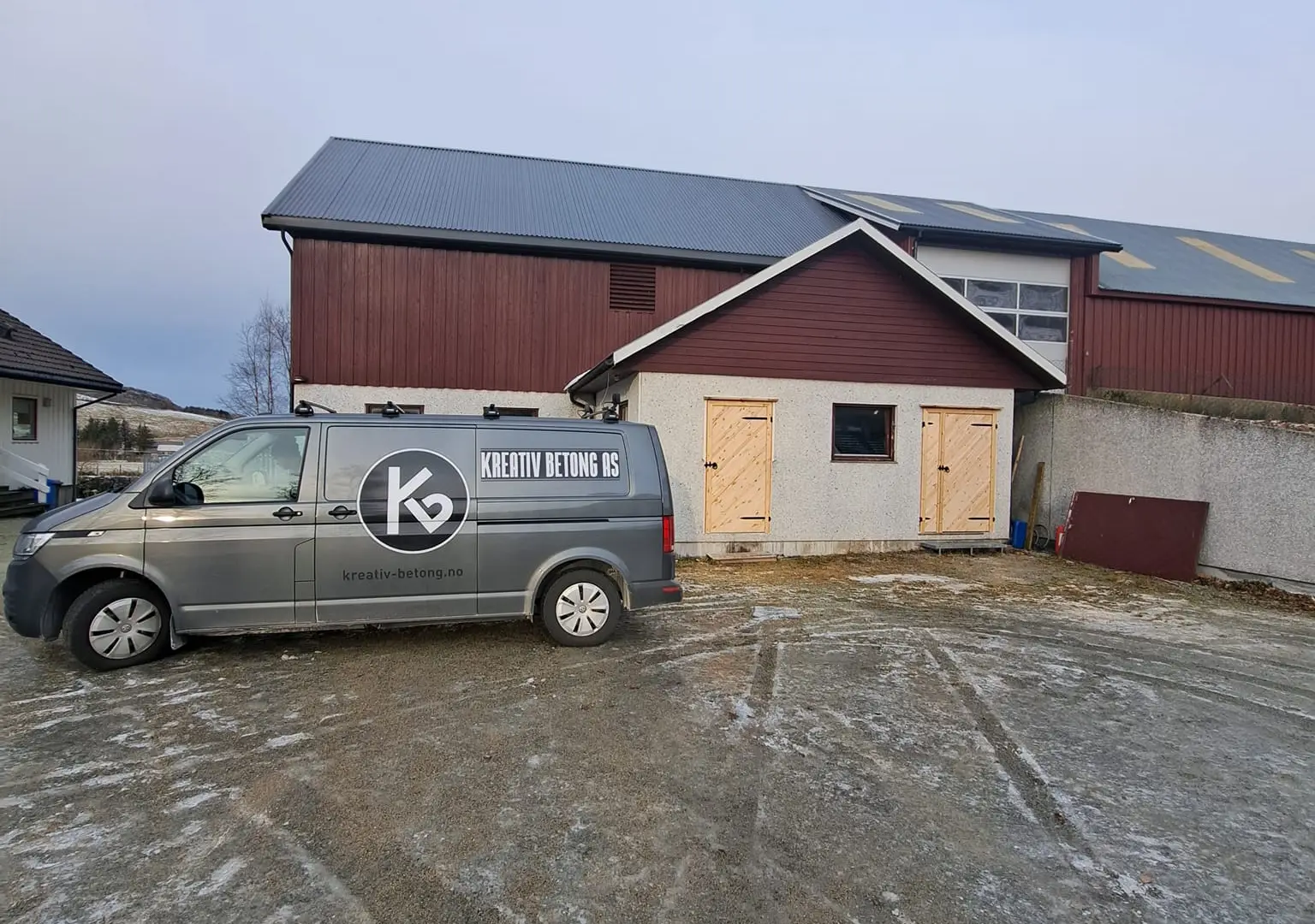 Kreativ Betong sin varebil foran uthuset med nye tredører