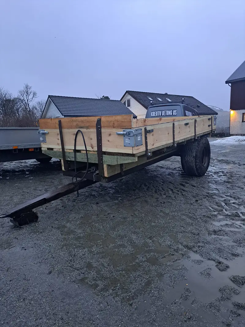 Restaurert traktortilhenger med nye sidekarmer i tre