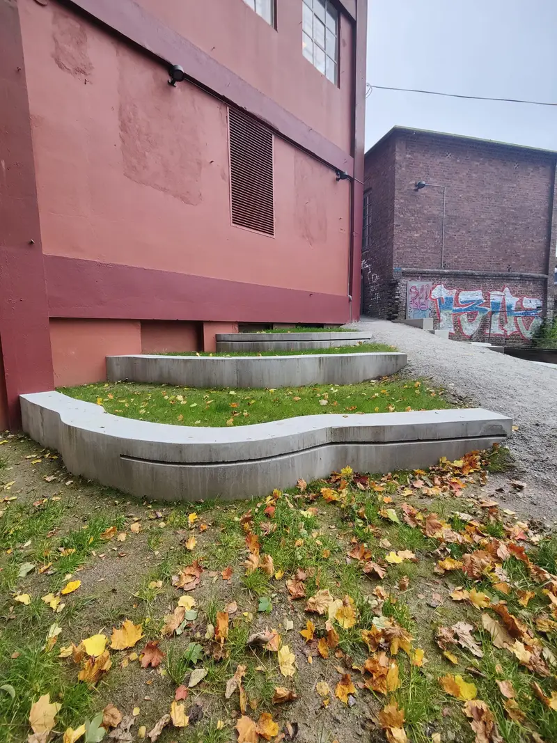 Bølgeformede betongkanter med gress i flere nivåer