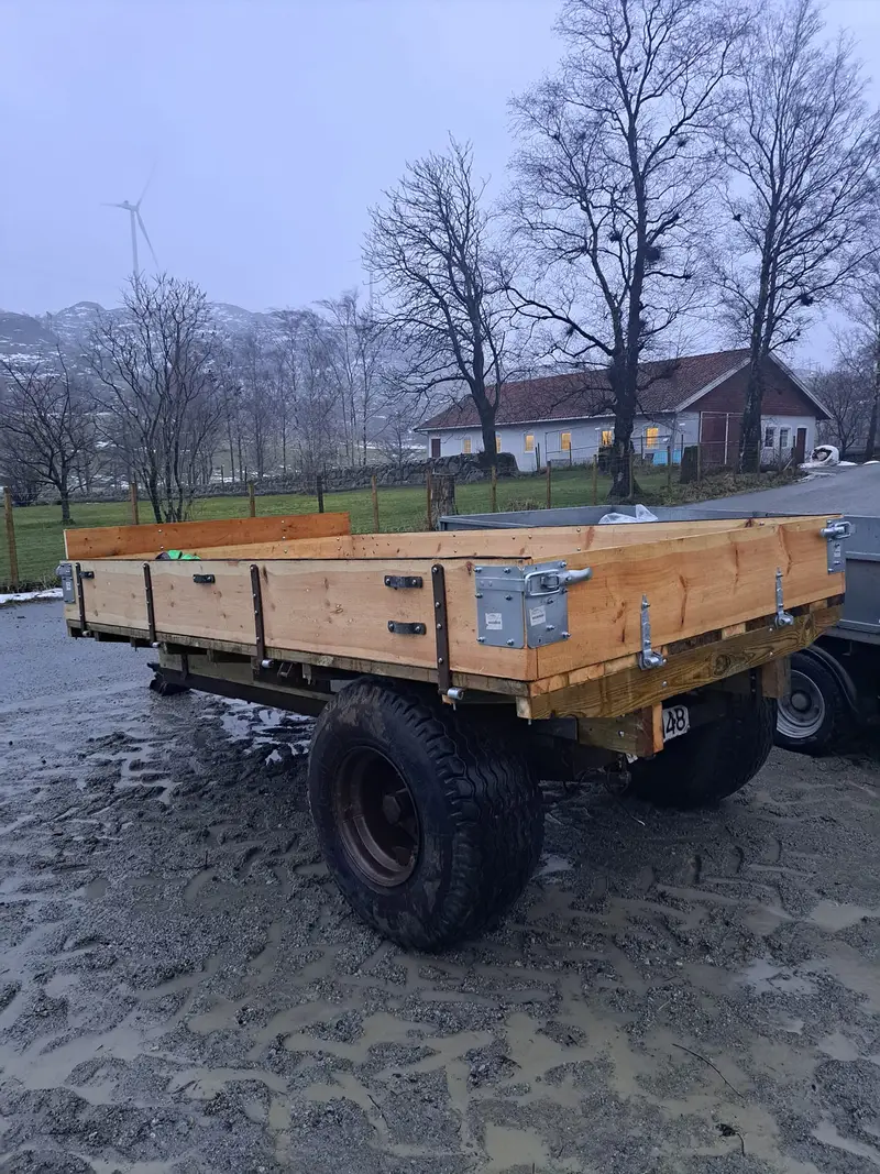 Ferdig restaurert traktortilhenger med trekarmer