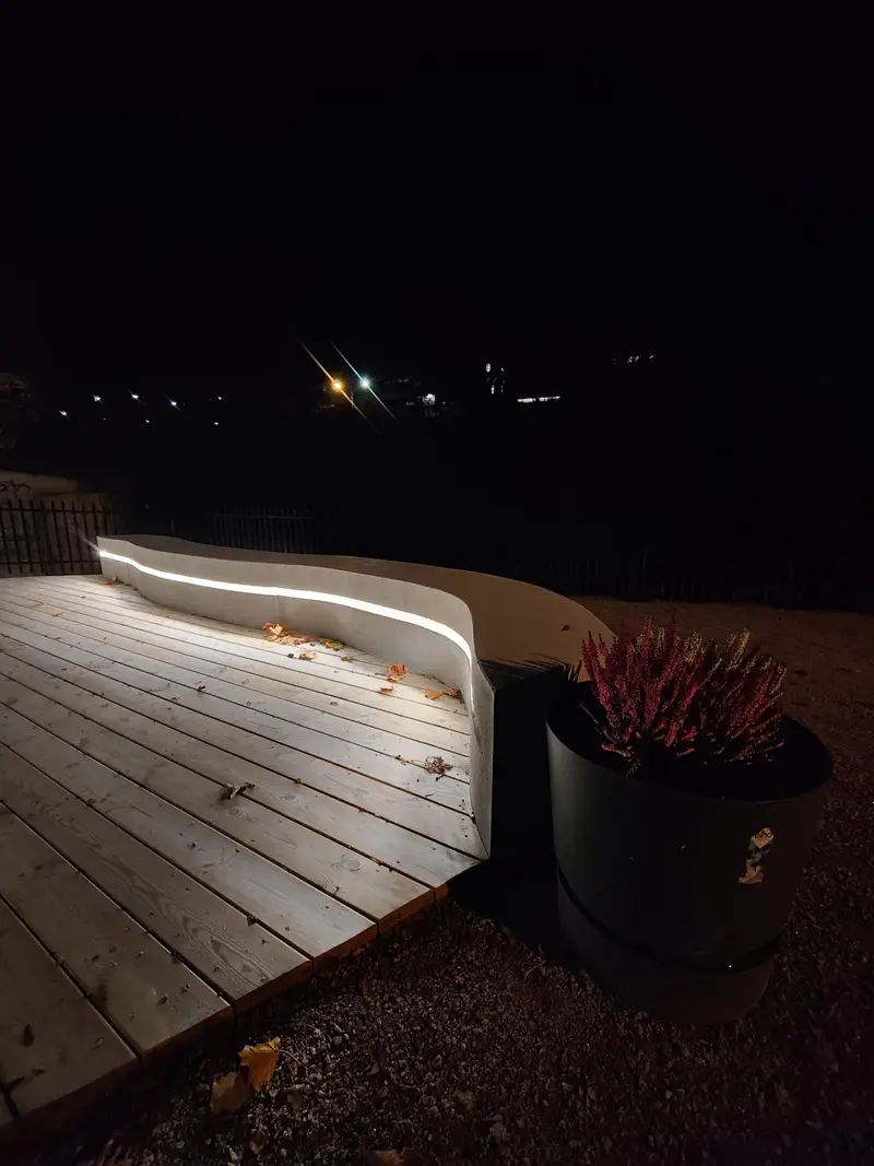 Lysstripe langs betongbenken om kvelden