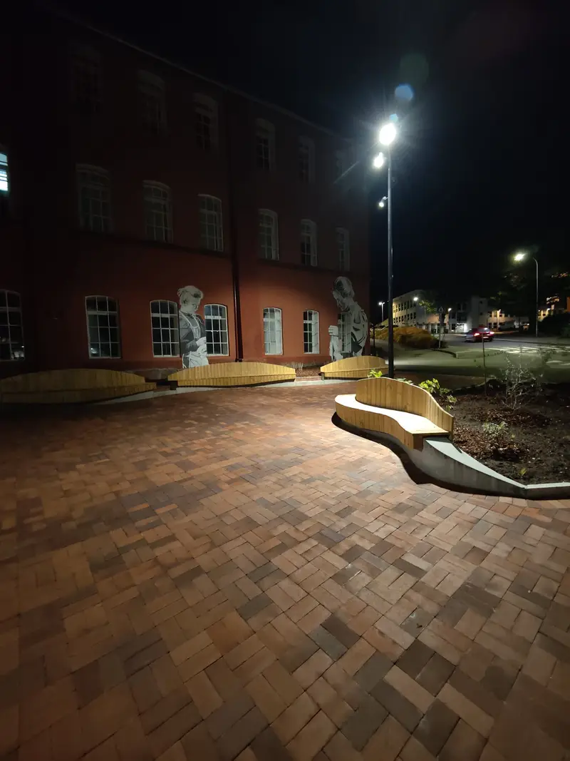 Sittebenkene på torget foran Veveriet om kvelden