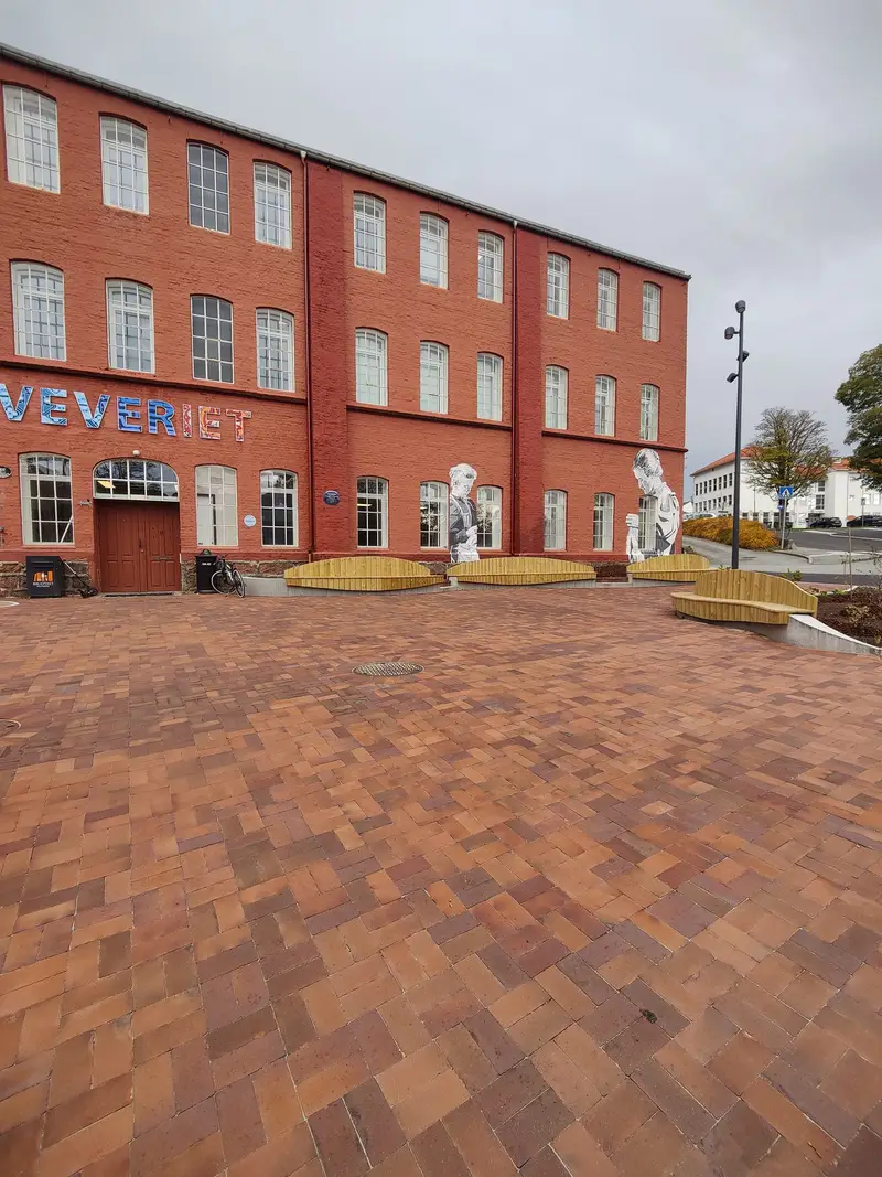Torget foran Veveriet med de nye sittebenkene